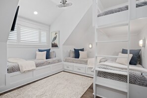 4 bedrooms, iron/ironing board, Internet, bed sheets
