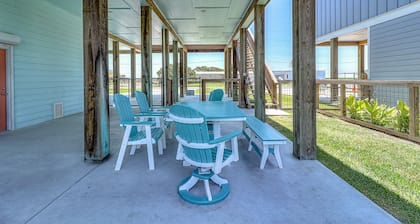 Dog-friendly ocean view home with an enclosed yard, washer/dryer, & central AC