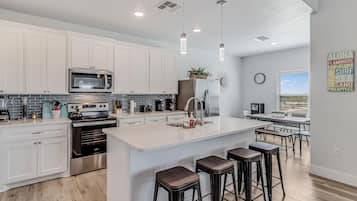 Geladeira, micro-ondas, fogão, cooktop