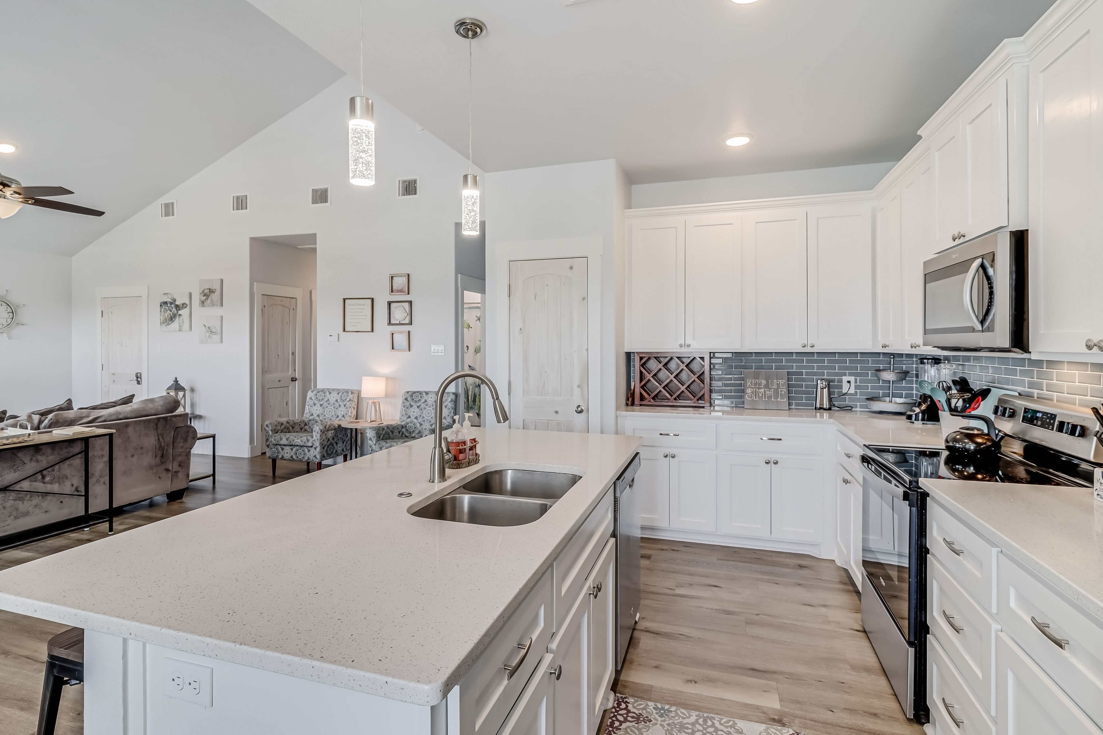 冷蔵庫、電子レンジ、オーブン、コンロ