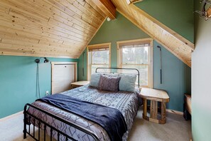 2 bedrooms, travel crib, internet, bed sheets - Inviting home with mountain view, fireplace, pool, golf, balcony, & full kitchen (New Meadows)