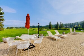 Outdoor dining - Inviting home with mountain view, fireplace, pool, golf, balcony, & full kitchen (New Meadows)