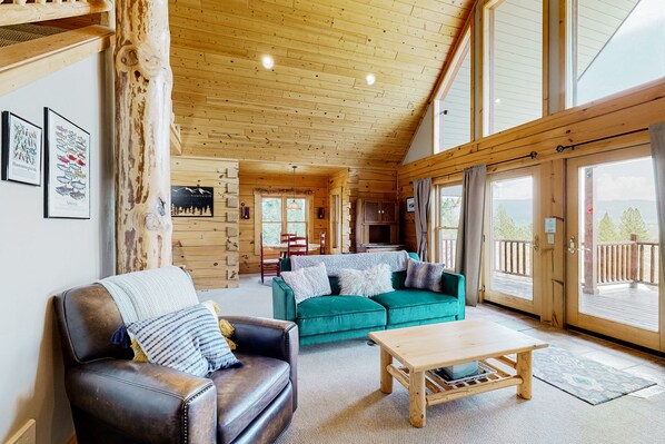 TV, fireplace, books - Inviting home with mountain view, fireplace, pool, golf, balcony, & full kitchen (New Meadows)