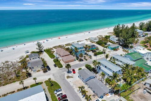Serene oceanfront suite with Gulf view, grill, patio, central AC, & W/D