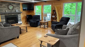 Smart-tv, bordsfotboll och böcker