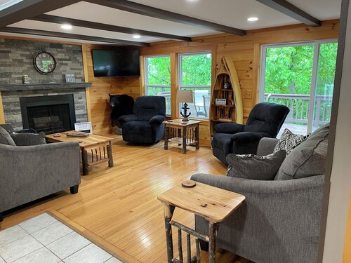 Remodeled home less than 1 mile from  entrance to Seven Points at Raystown Lake