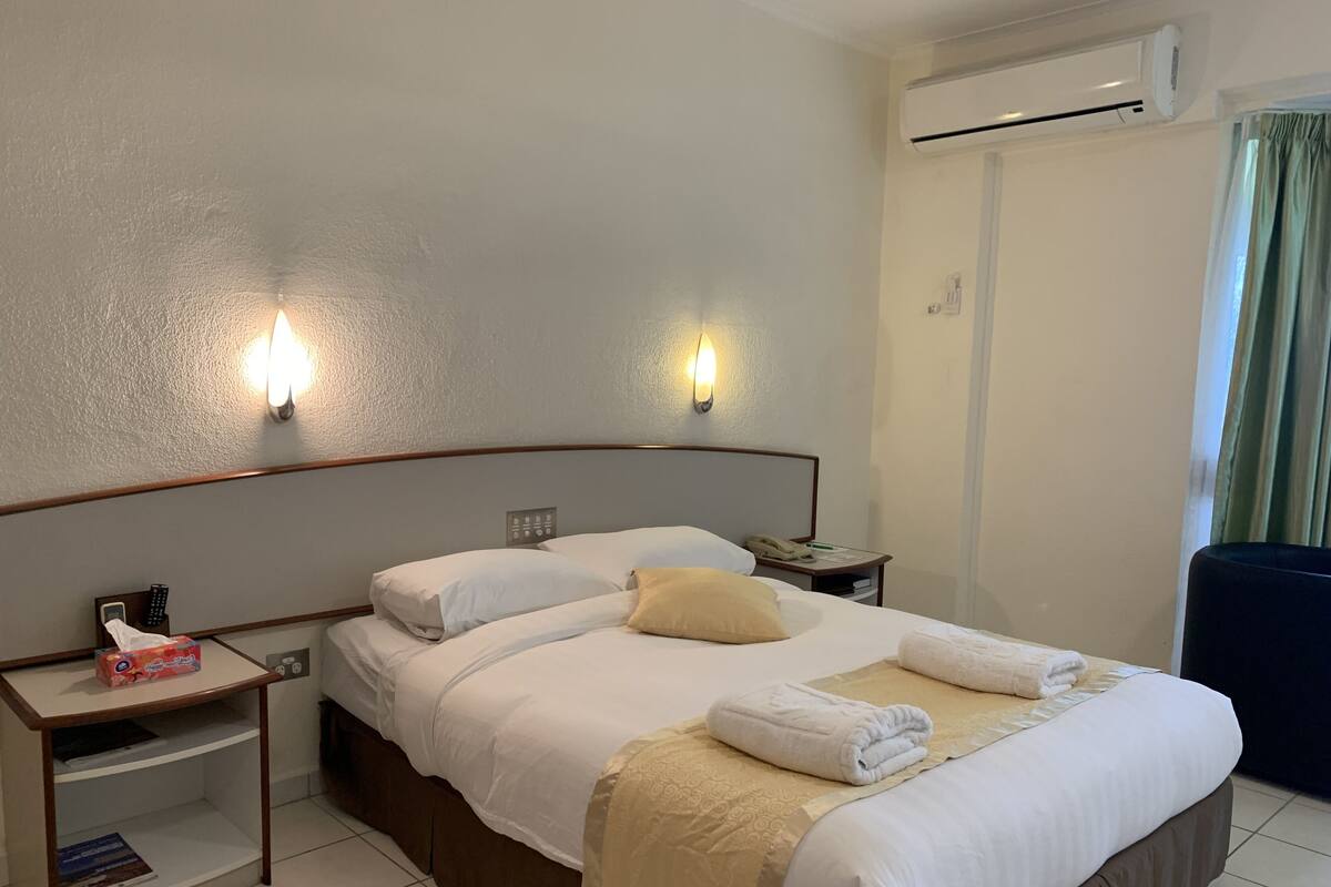 Habitación Deluxe con 1 cama matrimonial o 2 individuales, 1 cama King size, para no fumadores | Cortinas blackout, tabla de planchar con plancha y wifi gratis
