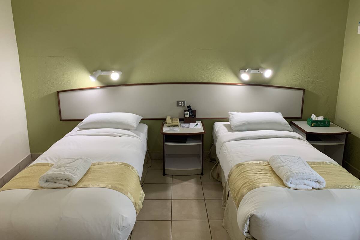 Habitación Deluxe con 1 cama matrimonial o 2 individuales, 1 cama individual, para no fumadores | Cortinas blackout, tabla de planchar con plancha y wifi gratis