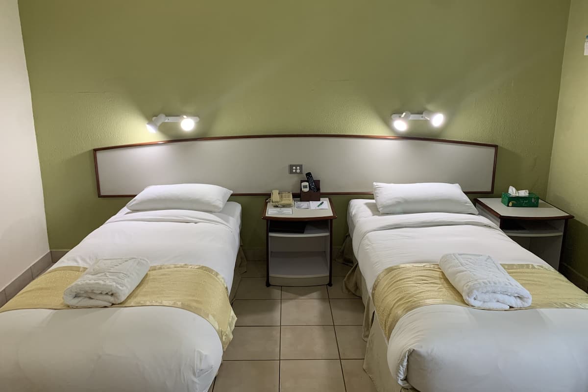 Deluxe kamer, 1 twee- of 2 eenpersoonsbedden, 1 eenpersoonsbed, niet-roken | Verduisterende gordijnen, een strijkplank/strijkijzer, gratis wifi