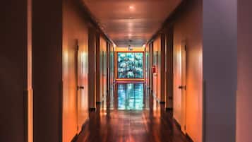 Cortinas blackout, tabla de planchar con plancha y wifi gratis