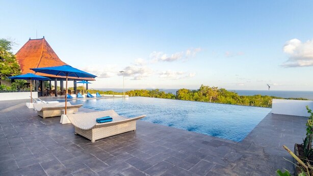 Una piscina al aire libre