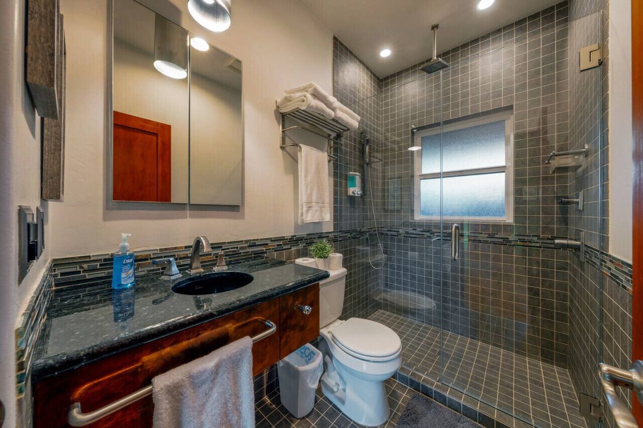 Secador de pelo, toallas