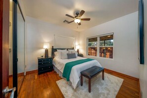 2 habitaciones, escritorio y tabla de planchar con plancha