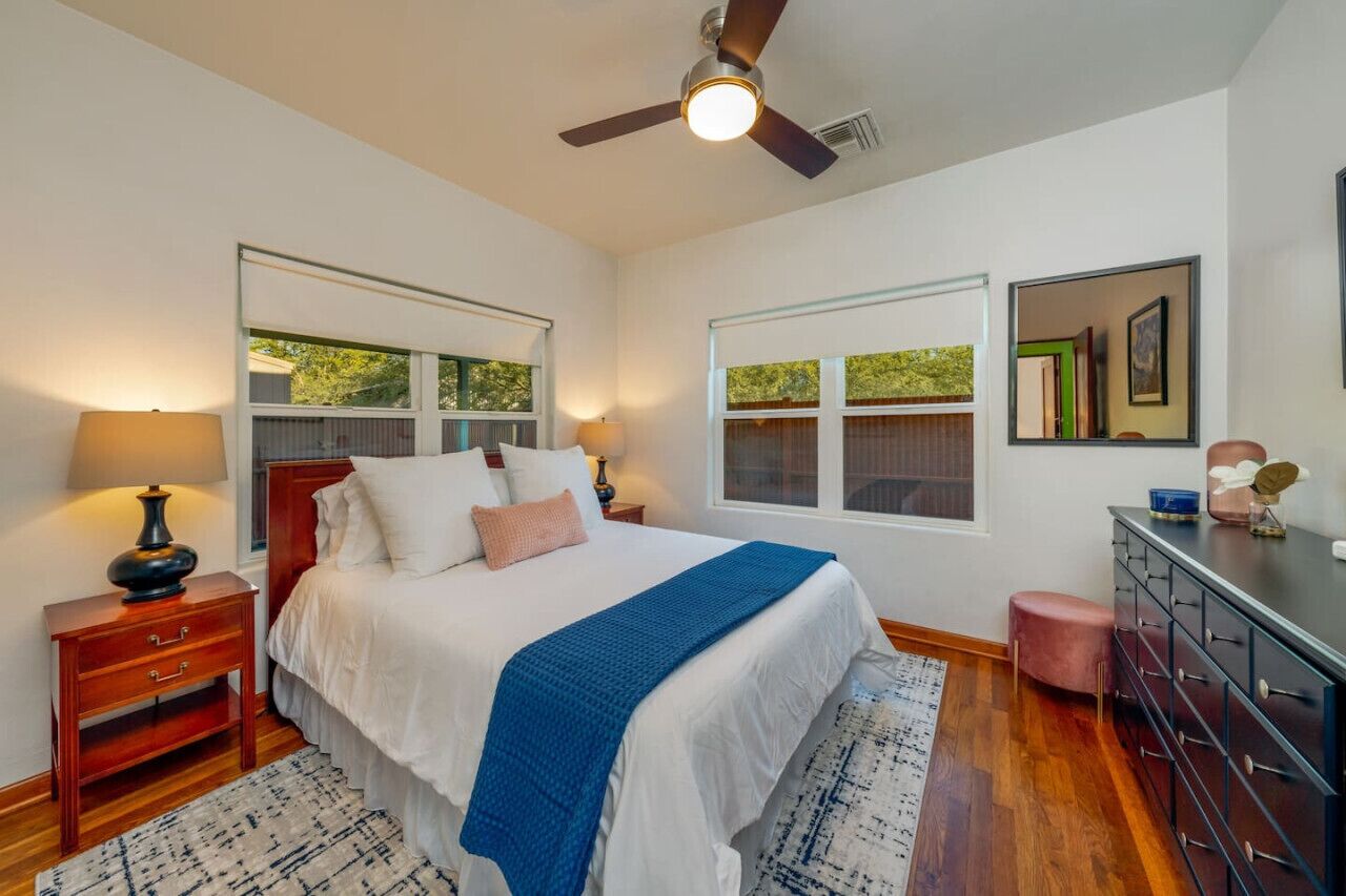 2 habitaciones, escritorio y tabla de planchar con plancha 