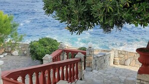A stone staircase leading to a balcony overlooking the sea. - Irigoni Studio - Ikaria (Agios Kirykos)
