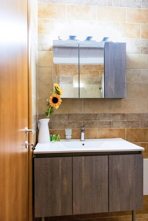 Shower, hair dryer - Mysigt Villa - Next To Platanias, 2min From Beach (Chania)