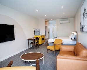 2 bedrooms, individually furnished, iron/ironing board, free WiFi