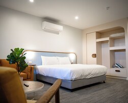 Muebles diferentes, escritorio y tabla de planchar con plancha 