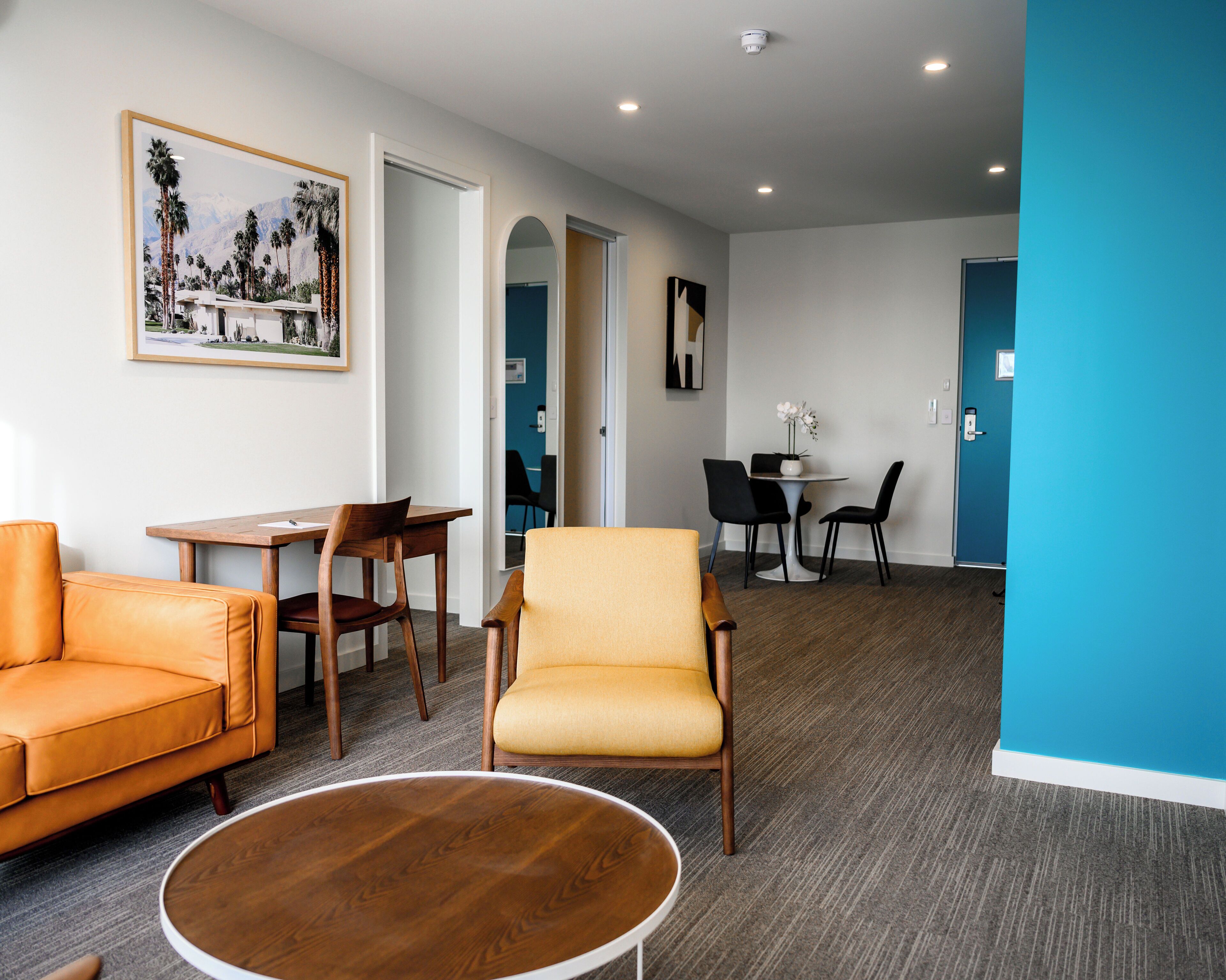 Suite – deluxe | Individuelt innredet, skrivebord, strykejern/-brett og wi-fi (inkludert)