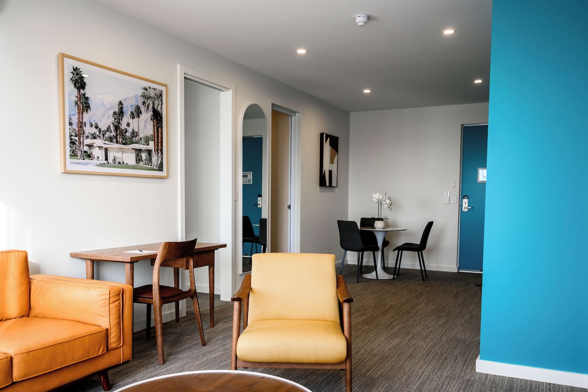 Suite – deluxe | Individuelt innredet, skrivebord, strykejern/-brett og wi-fi (inkludert)