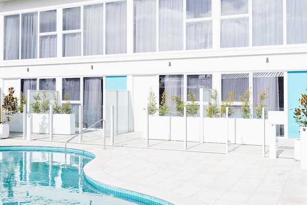 Una piscina al aire libre