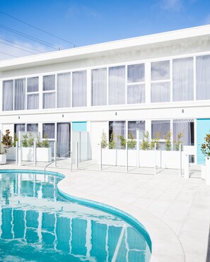 Una piscina al aire libre