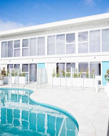 Outdoor pool. Peninsula Hotel Motel