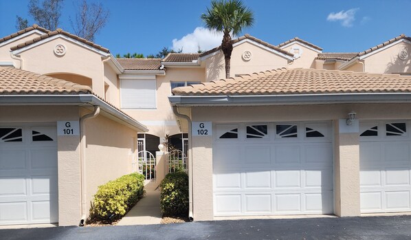 Exterior detail - Centrally located Beautiful First  Floor 2/2 Condo w/ Garage minutes from Beach! (Naples)