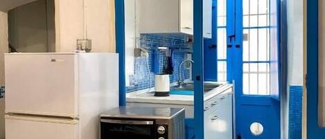 Frigorifero, forno, piano cottura, seggiolone
