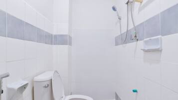 Standard-Dreibettzimmer | Badezimmer | Dusche, kostenlose Toilettenartikel, Haartrockner, Bidet