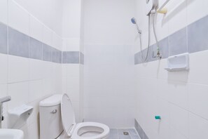 Standard Triple Room | Bathroom