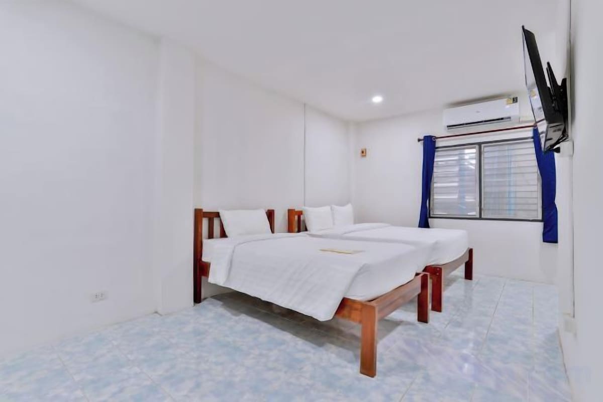 Espacio para trabajar con laptop, wifi gratis y ropa de cama