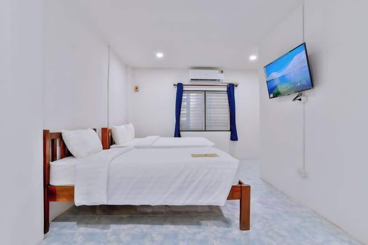 Laptop workspace, WiFi (free), bed sheets