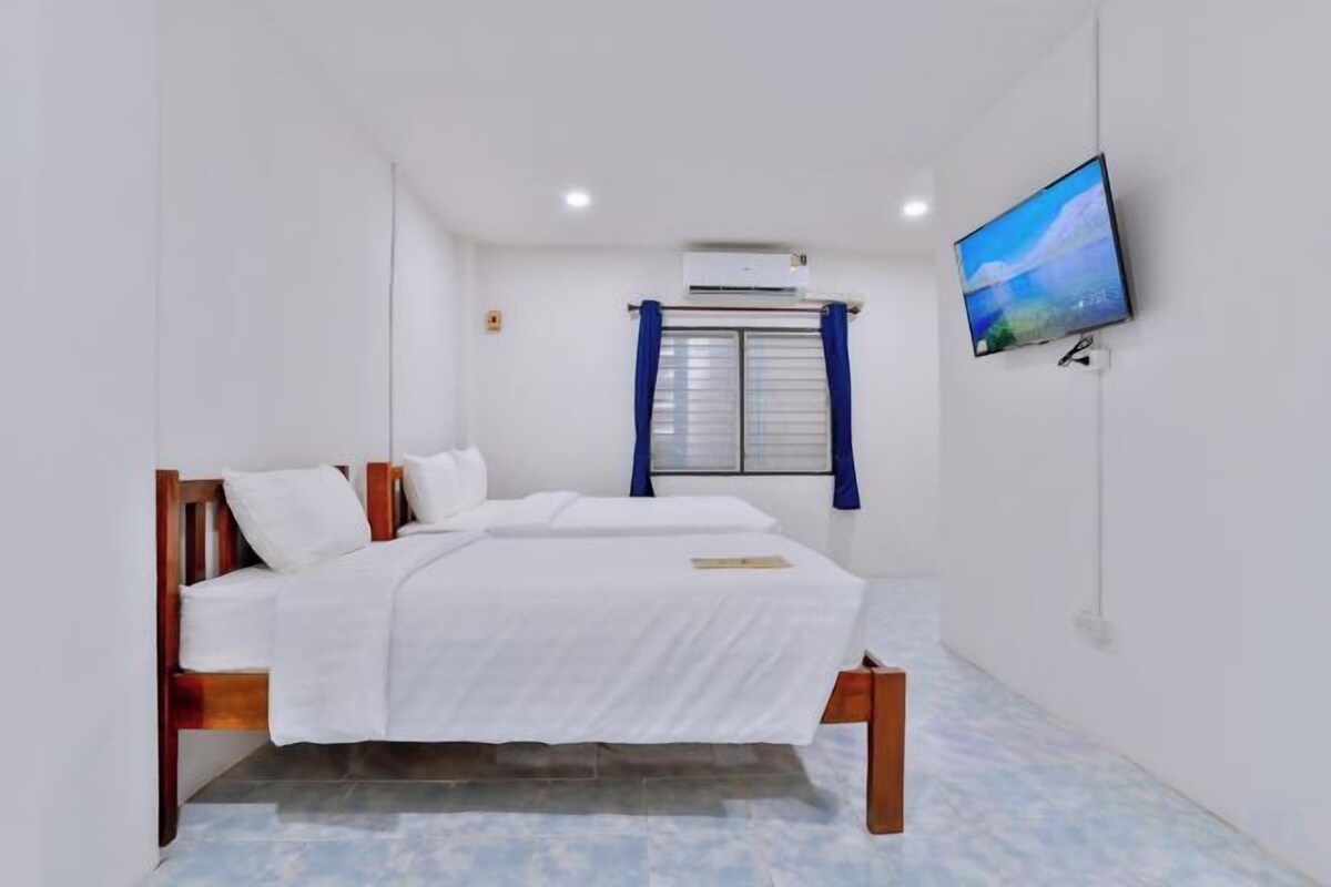 Laptop workspace, WiFi (free), bed sheets