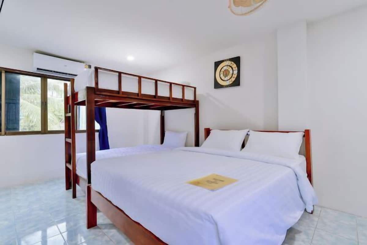 Laptop workspace, WiFi (free), bed sheets