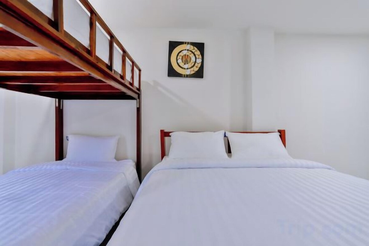 Espacio para trabajar con laptop, wifi gratis y ropa de cama 