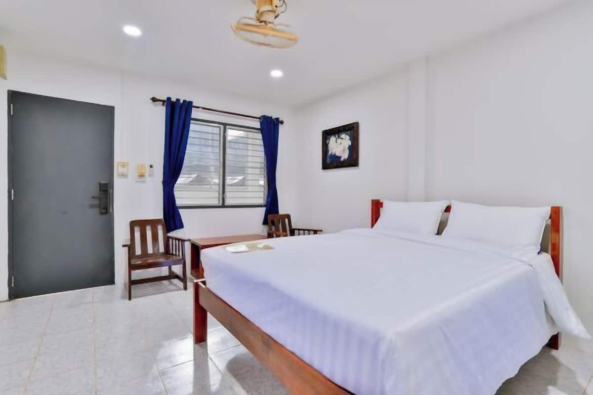 Laptop workspace, WiFi (free), bed sheets