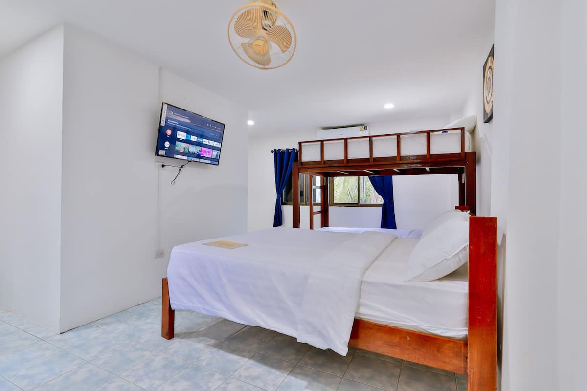 Standard Quadruple Room | Laptop workspace, free WiFi, bed sheets