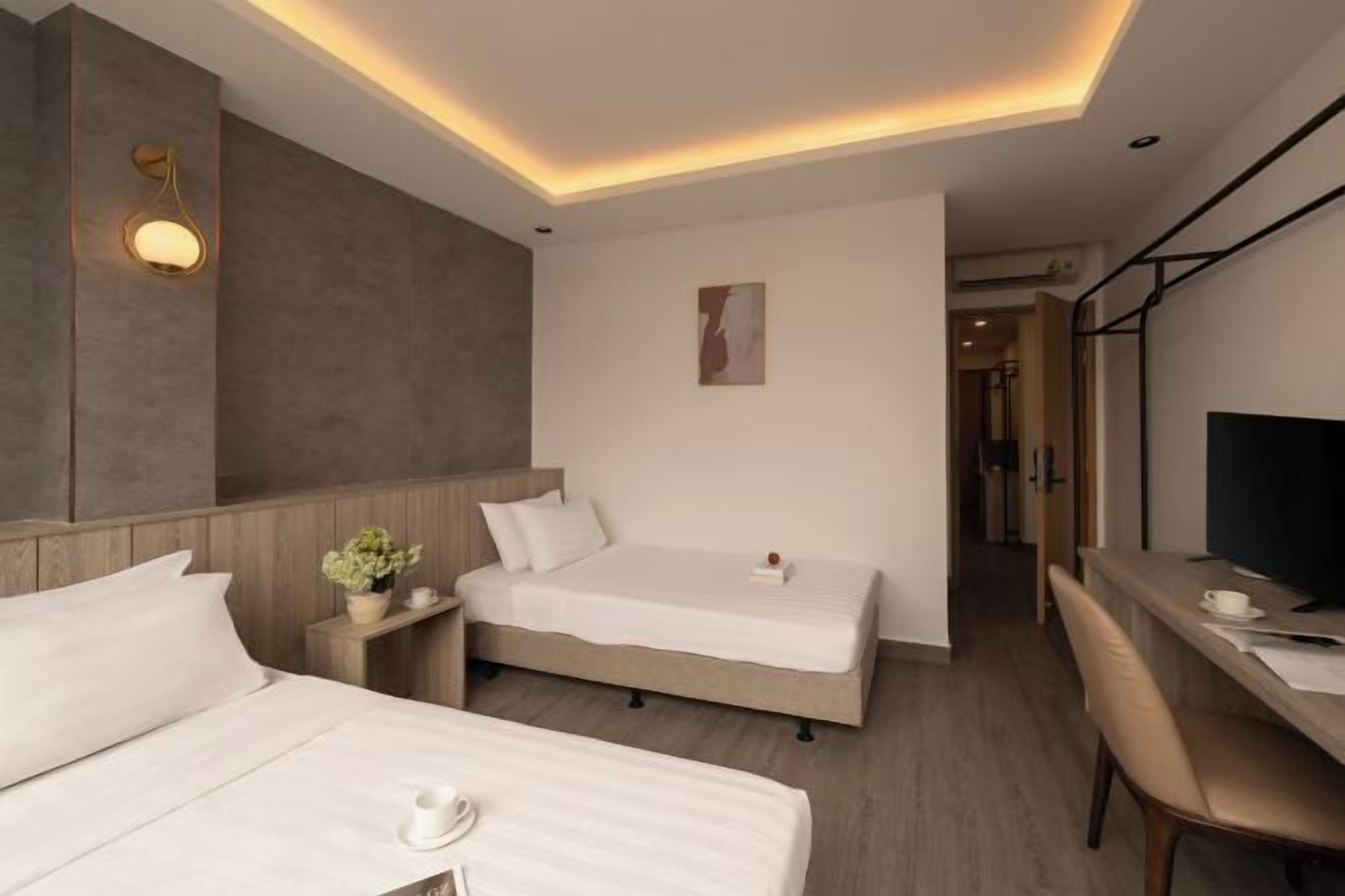 Minibar, individually decorated, individually furnished, desk