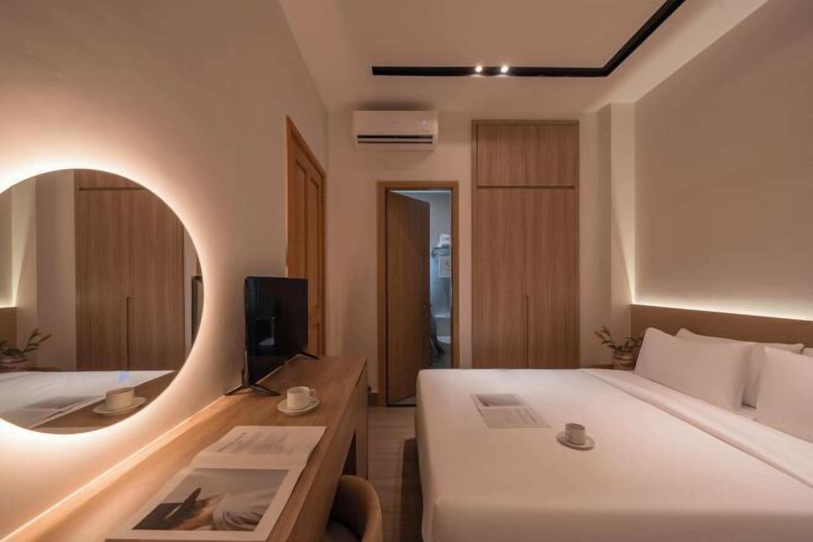 Minibar, individually decorated, individually furnished, desk