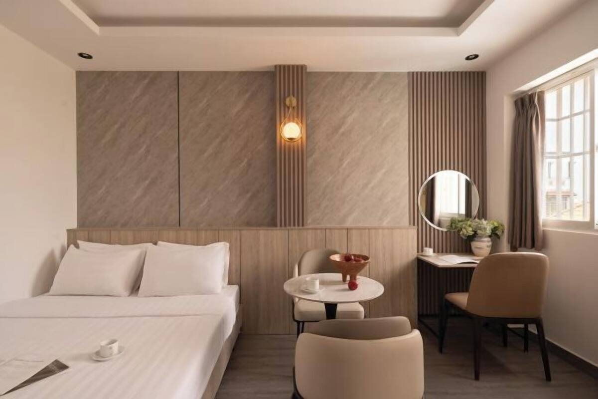 Een minibar, een bureau, een laptopwerkplek, gratis wifi