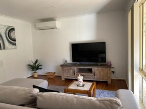 Smart TV, books - Catalina House - cosy, clean and comfortable  (Catalina)