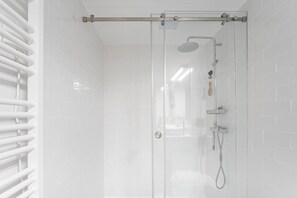 Douche, sèche-cheveux, serviettes fournies