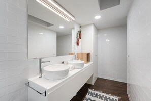 Douche, séchoir à cheveux, serviettes fournies