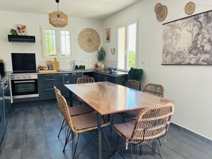 Fridge, microwave, oven, stovetop - Villa 3 Chambres 6 Personnes Avec sa Piscine Privée (Roquebrune-sur-Argens)