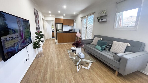 Appartement Confort, 1 grand lit et 1 canapé-lit, non-fumeur, vue sur la cour intérieure | Aire de séjour | Téléviseur à DEL de 65 po avec télévision par câble, téléviseur
