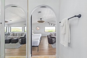 4 soverom, strykejern/-brett, reiseseng for barn og wi-fi (inkludert)