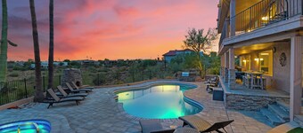 Five Palms ★Scenic Mountain View's-Heated Pool-Spa-Balcony-Spacious★