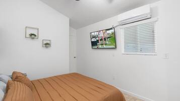 1 bedroom, desk, iron/ironing board, WiFi