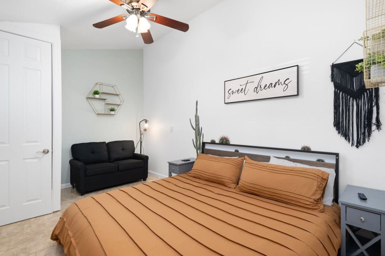 1 makuuhuone, työpöytä, silitysrauta/-lauta, Wi-Fi